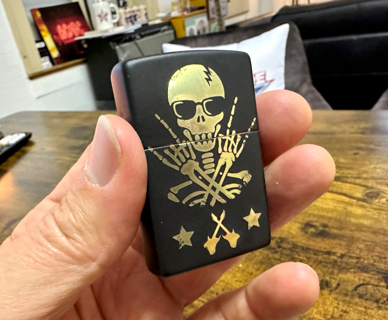 Zippo Feuerzeug Skull – Lasergravur Edition (inkl. Benzin)