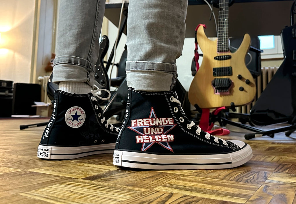 Original Converse Sneaker personalisiert mit Namen – Black Signature Edition